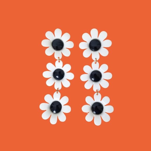 60s-70s Retro Flower Power Clip-on Earrings, White Daisy Chain - Picture 2 of 3